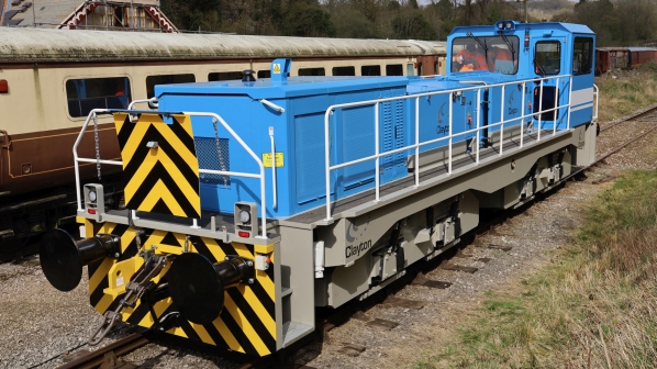 Long hybrid shunting locomotive